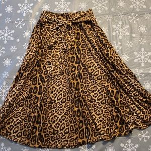 Belle Poque a-line high waisted leopard skirt with pockets, Size small.